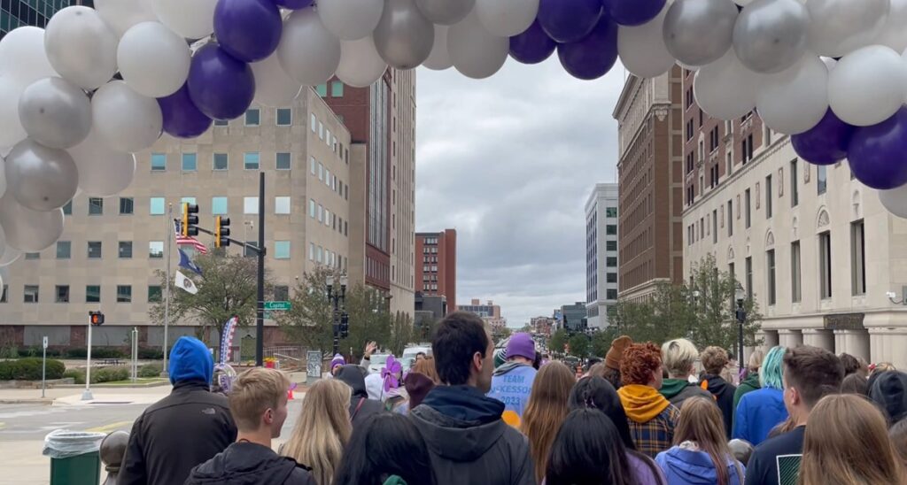 Photo of Alzheimer's walkers starting through balloon arch
