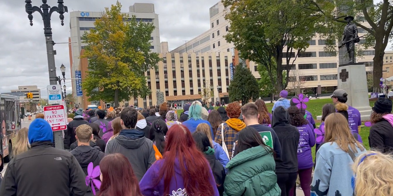 Photo of walkers starting the Walk to End Alzheimer's Event