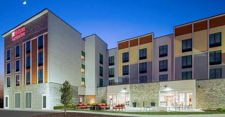 Well lit dusk photo of Hilton Garden Inn in Brunswick Georgia