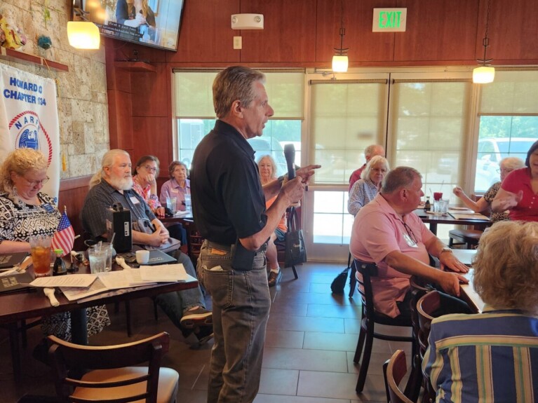 Paul Schwartz talking to NARFE members in a restaurant