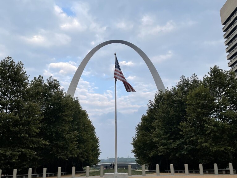 St. Louis, MO arch and US flag