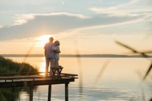 couple-lakeview-sunset