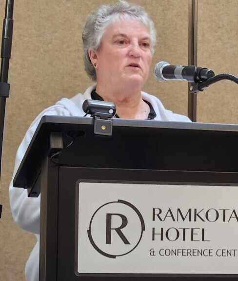 Cindy Blythe, NARFE's Area V Vice President gives a farewell speech.